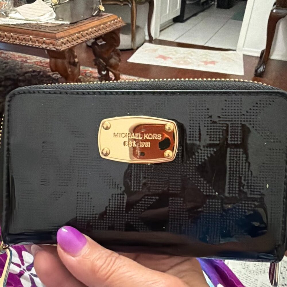 MICHAEL KORS BLACK PATENT LEATHER ZIP WALLET